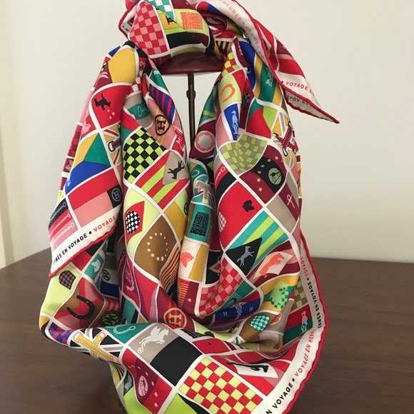 HERMES Accessories - HERMES EN VOYAGE SCARF